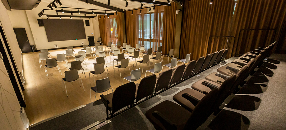 Conference room with seating 920x420