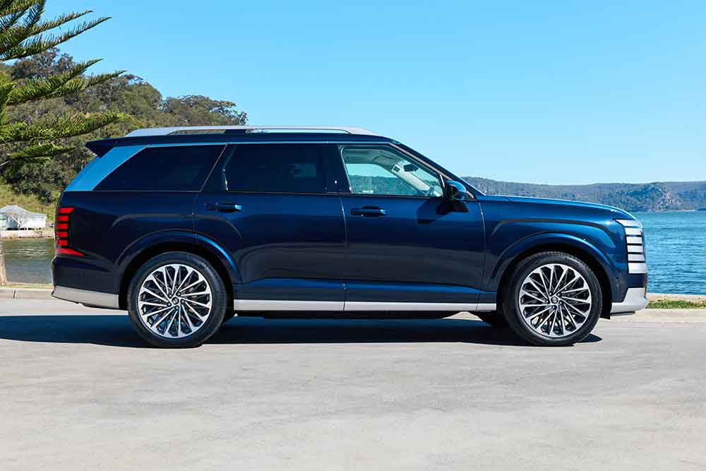Hyundai Palisade Calligraphy Hybrid side view.