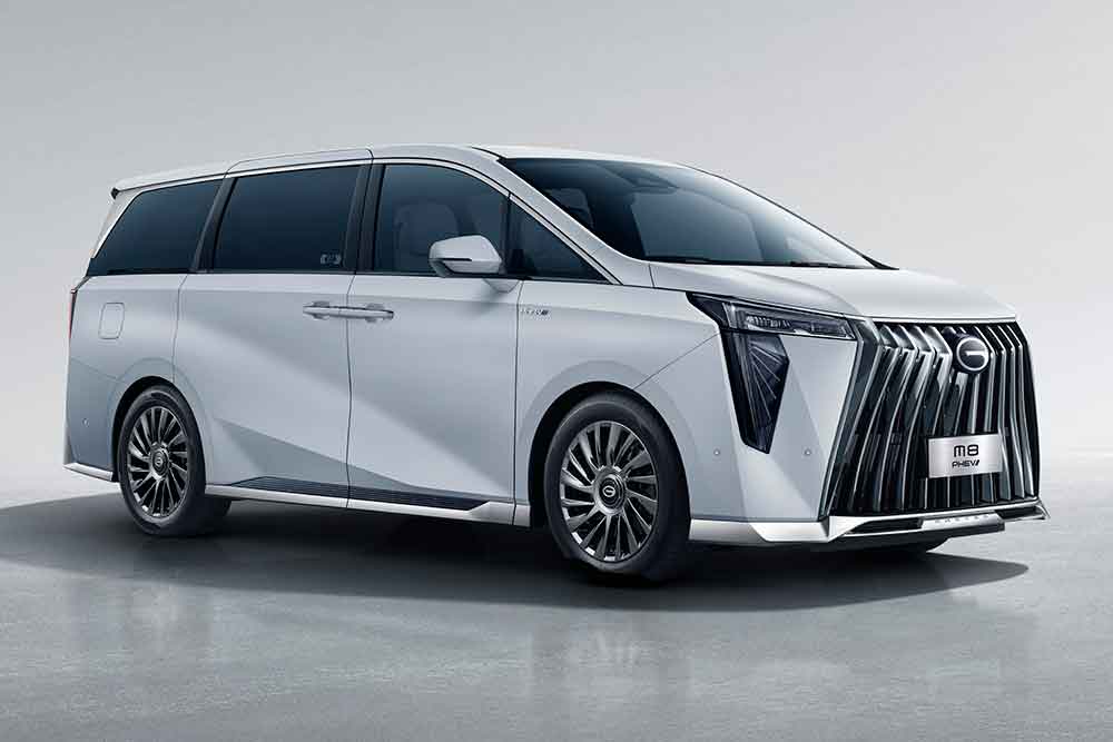 GAC's M8 seven-seat people mover side view.