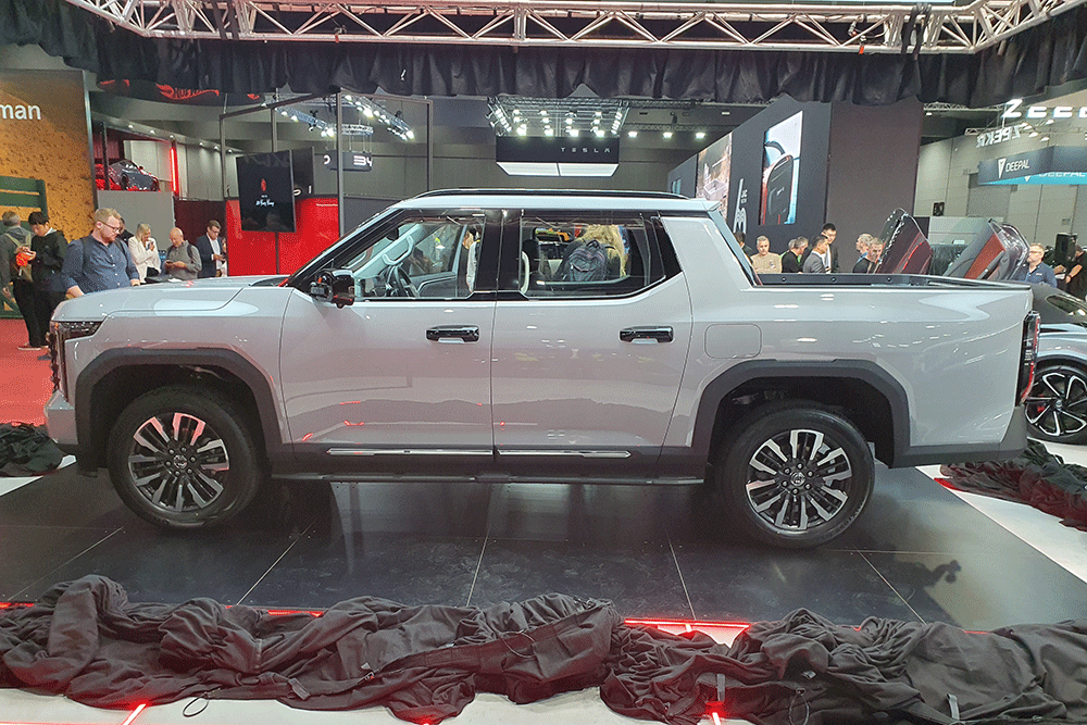 Side view MG U9 ute.