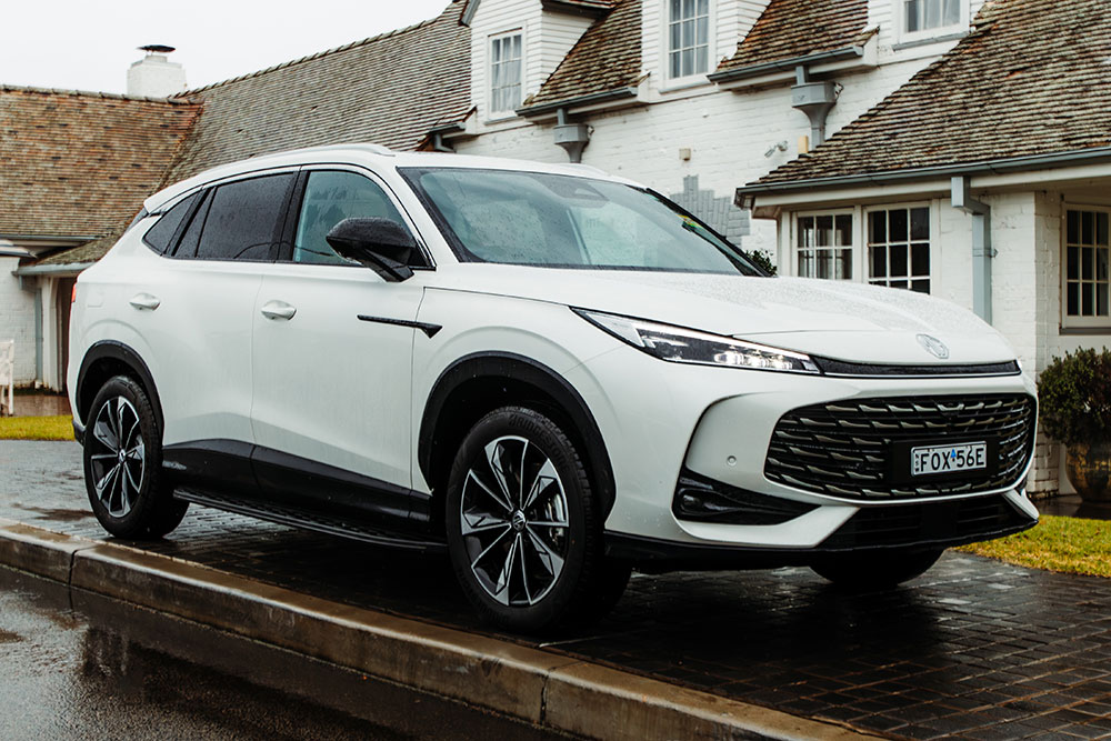 MG HS Super Hybrid PHEV exterior view.