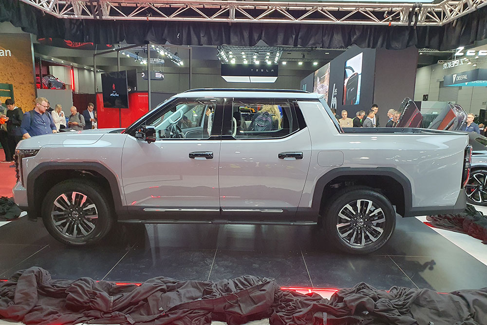 Side view of MGU9 ute.