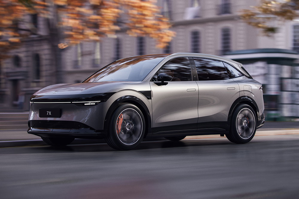 Zeekr 7X side front view.