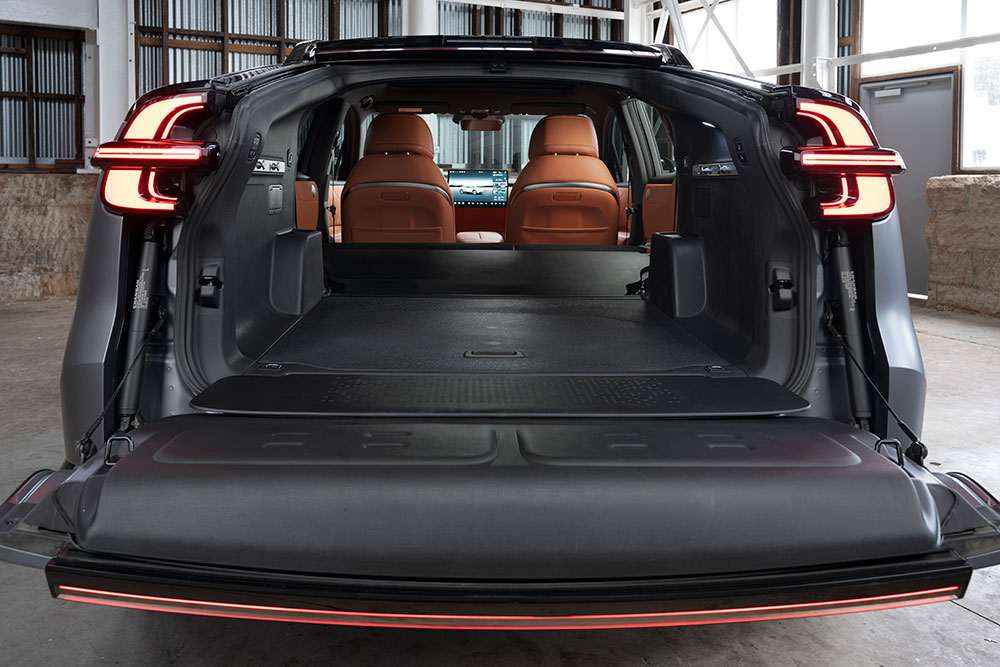 Deepal E07 rear view with tray down.