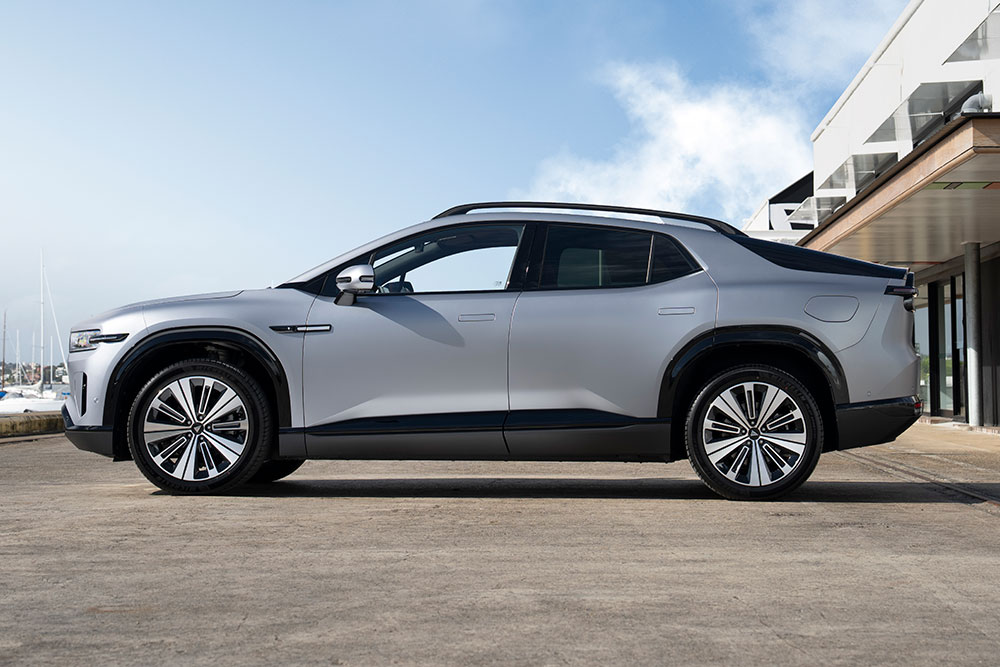 Deepal E07 side view.