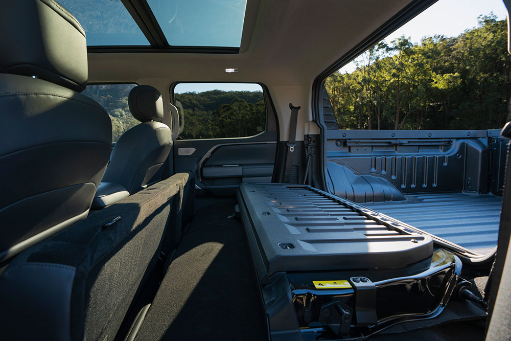 MG U9 ute rear foldinig seat with access to tub.