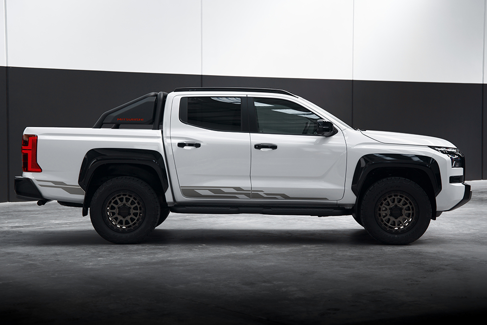 Mitsubishi Triton Raider side view.