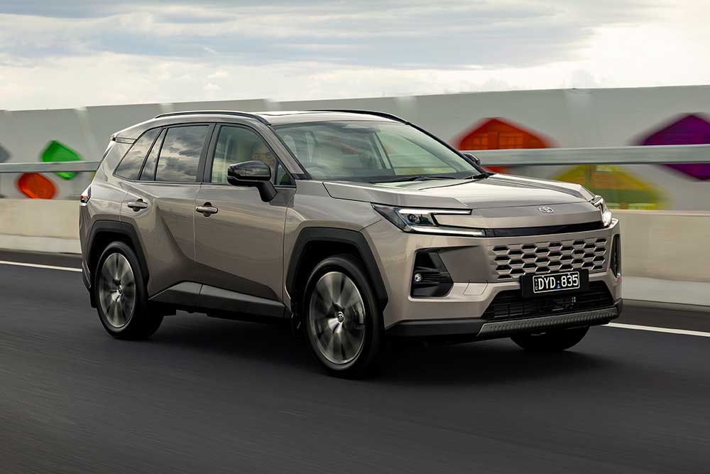 Toyota RAV4 Cruiser front side view