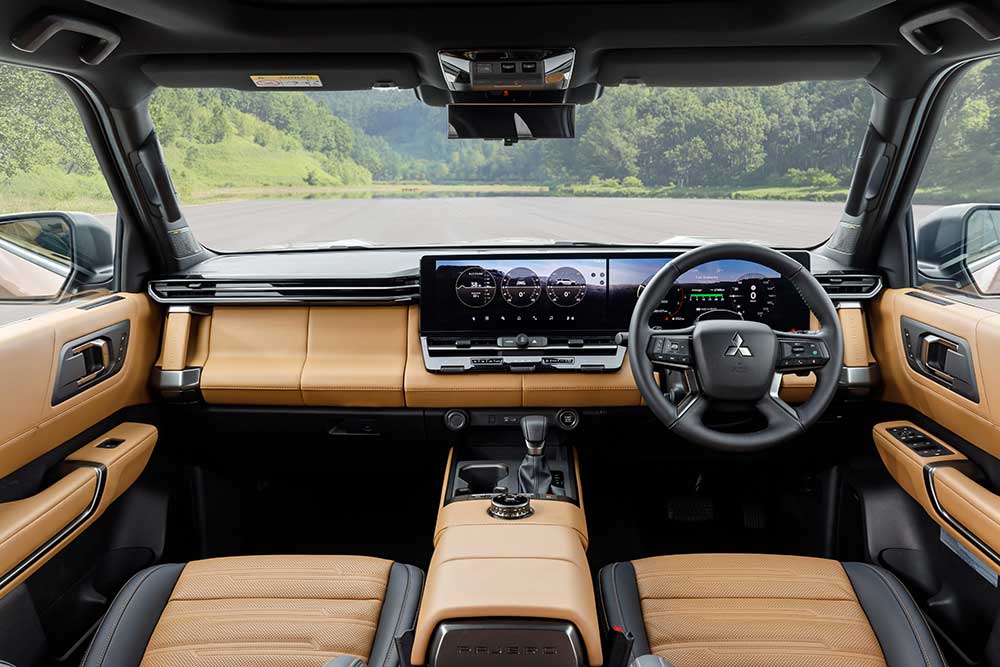 New Mitsubishi Pajero dashboard