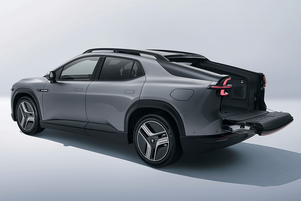 Deepal E07 EV with trunk down.