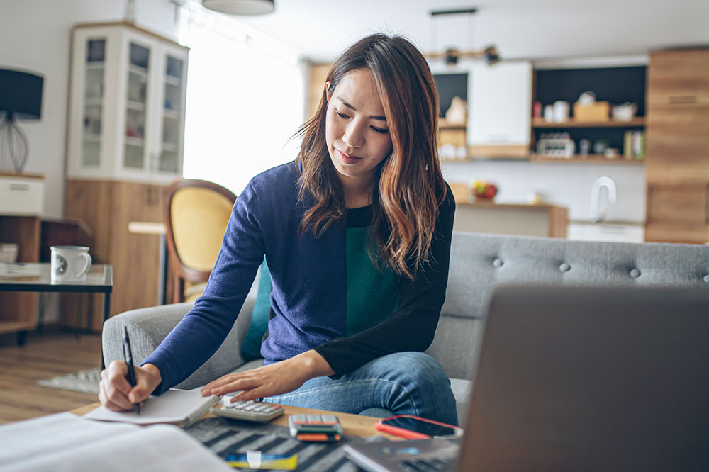 Woman doing house holdbudget.