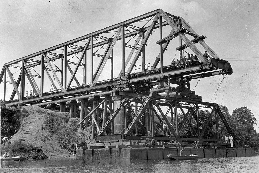 Construction of the Daradgee Bridge over the North Johnstone River in 1924.
