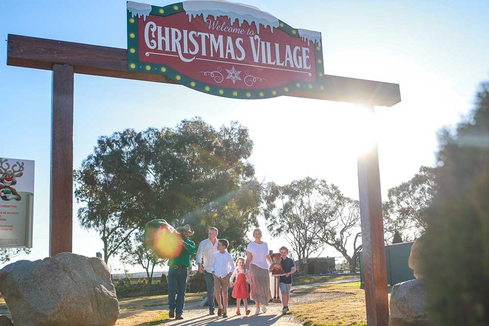 A family leaving Granity Belt Christmas Farm.