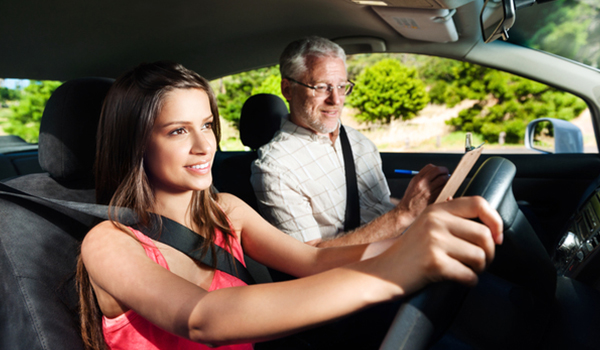 Learner_driver in car with instructor-600x350
