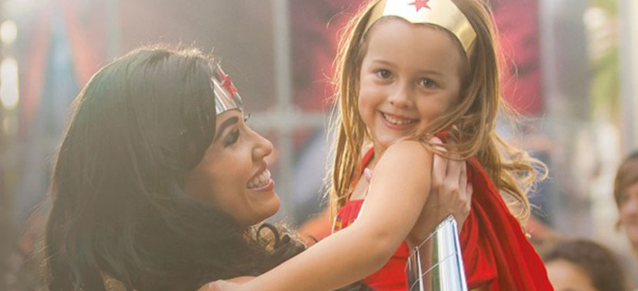 Wonder woman holding little girl at movieworld
