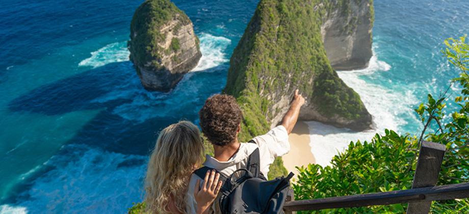 couple-standing-above-kelingking-beach-bali