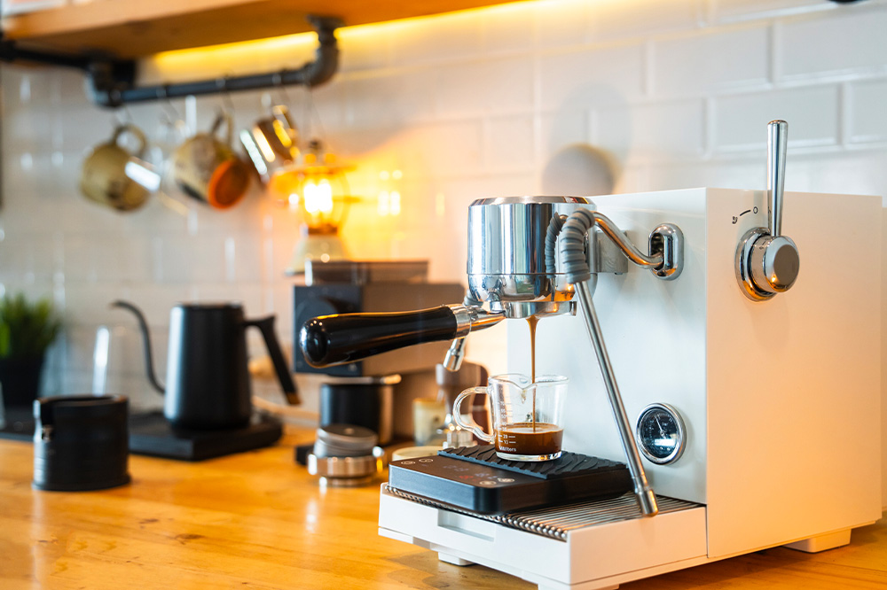 Modern Espresso Machine Brewing Coffee in a Stylish Kitchen Setting 1000x666