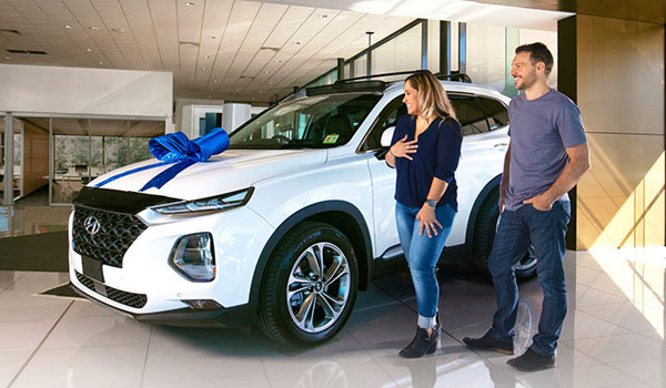 couple-buying-new-car